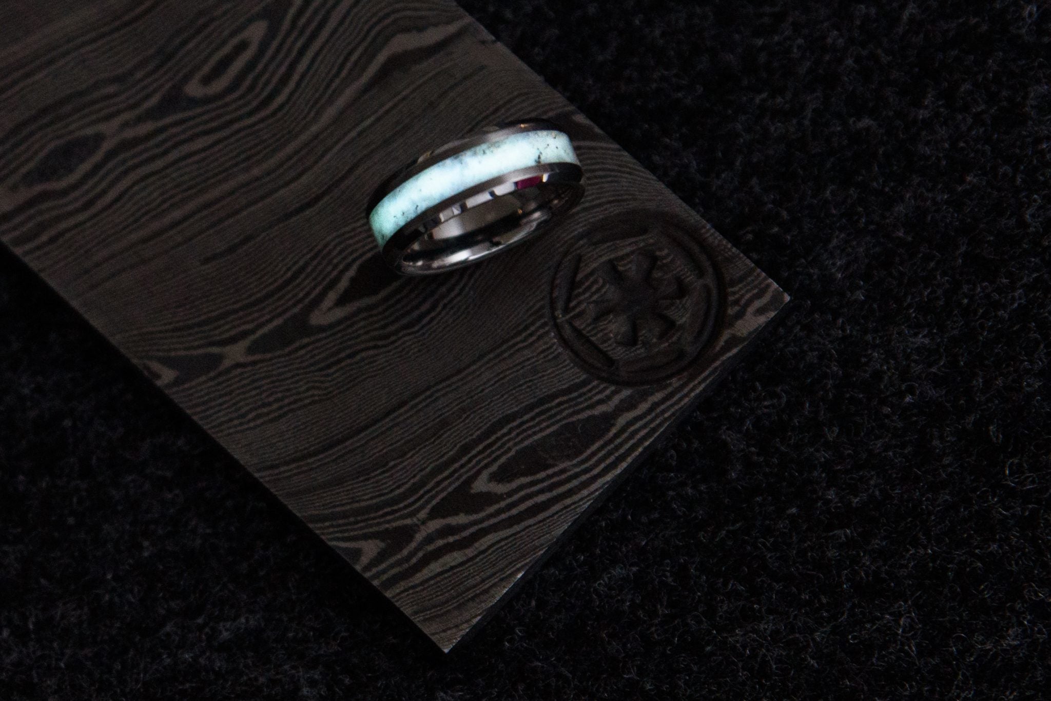 Making a Glowing Emerald and Damascus Steel Wedding Band - YouTube